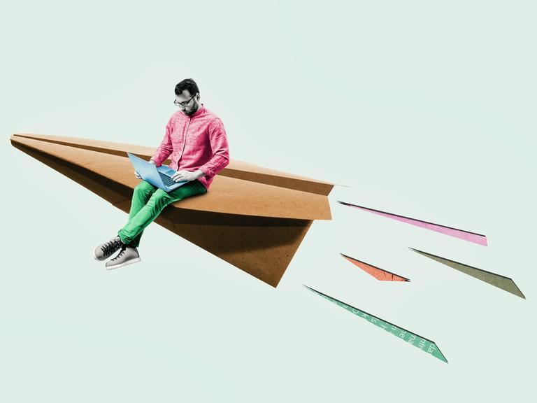 Collage/Illustration einer Person mit Laptop, die auf einem Papierflieger sitzt und durchstartet.