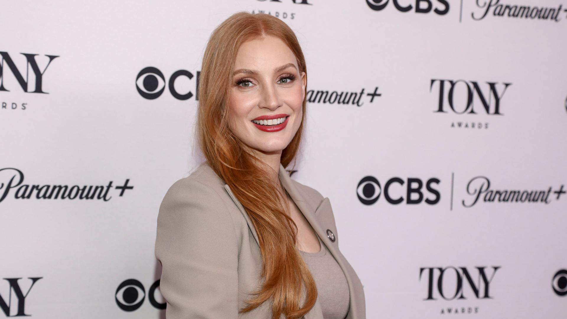 Die US-Schauspielerin Jessica Chastain posiert bei der Presseveranstaltung für die Nominierten des US-Theaterpreises "Tony Awards". Die US-Schauspielerin Jessica Chastain posiert bei der Presseveranstaltung für die Nominierten des US-Theaterpreises "Tony Awards".