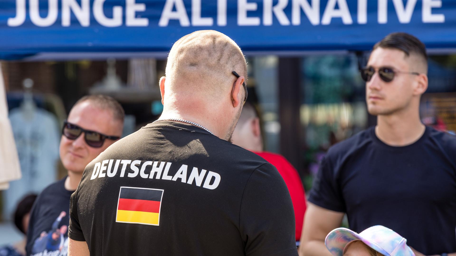 Ein Mann steht bei einer Wahlkampfveranstaltung der AfD Brandenburg in Cottbus am Stand der Jungen Alternative, der Nachwuchsorganisation der AfD. Ein Mann steht bei einer Wahlkampfveranstaltung der AfD Brandenburg in Cottbus am Stand der Jungen Alternative, der Nachwuchsorganisation der AfD.