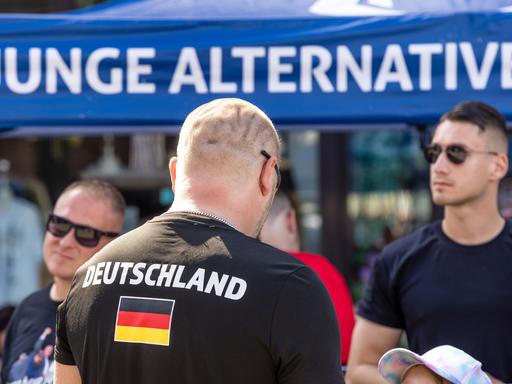 Ein Mann steht bei einer Wahlkampfveranstaltung der AfD Brandenburg in Cottbus am Stand der Jungen Alternative, der Nachwuchsorganisation der AfD.