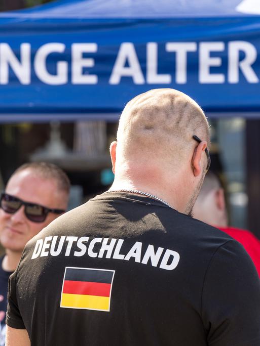 Ein Mann steht bei einer Wahlkampfveranstaltung der AfD Brandenburg in Cottbus am Stand der Jungen Alternative, der Nachwuchsorganisation der AfD.