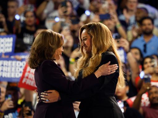 Kamala Harris und Beyoncé Knowles umarmen sich auf der Bühne bei einer Wahlkampfveranstaltung in Houston, Texas.