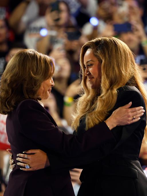 Kamala Harris und Beyoncé Knowles umarmen sich auf der Bühne bei einer Wahlkampfveranstaltung in Houston, Texas.