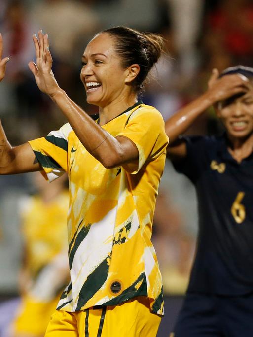 Kyah Simon von der australischen Fußballmannschaft schießt ein Tor gegen Thailand. 
