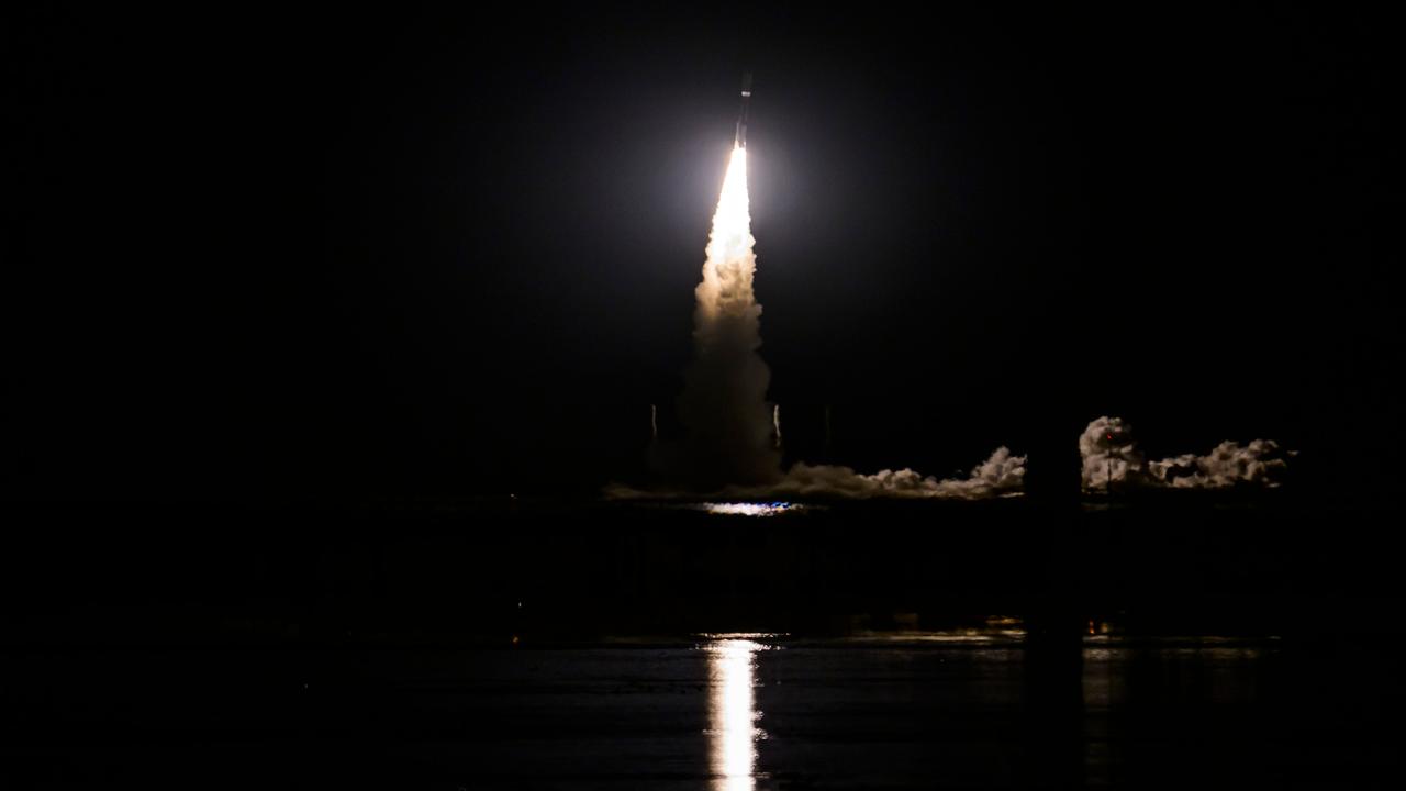 Vom US-Weltraumbahnhof Cape Canaveral in Florida hebt eine Rakete des Raumfahrtunternehmens Blue Origin von Amazon-Gründer Bezos in der Dunkelheit ab.