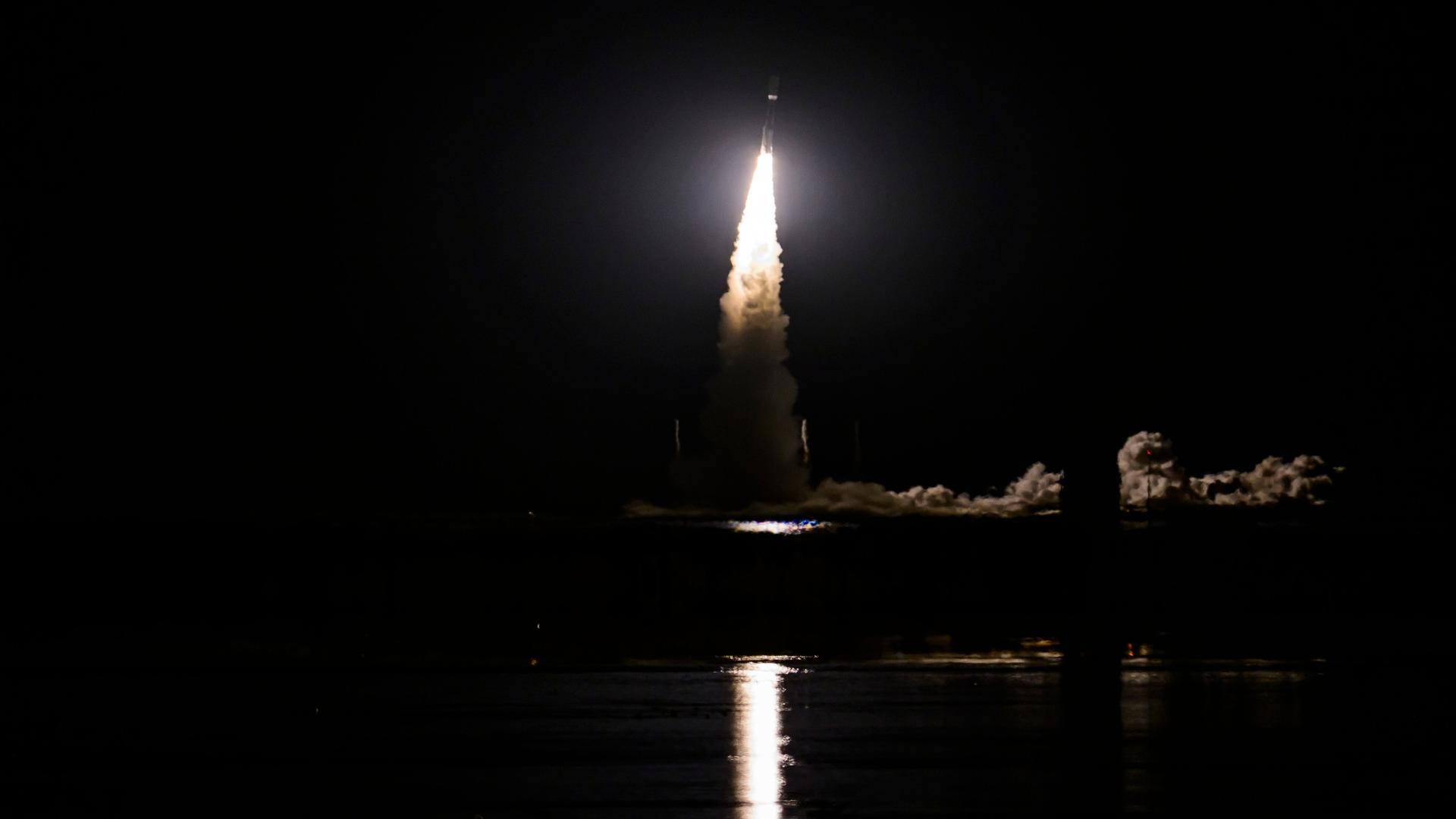 Vom US-Weltraumbahnhof Cape Canaveral in Florida hebt eine Rakete des Raumfahrtunternehmens Blue Origin von Amazon-Gründer Bezos in der Dunkelheit ab.