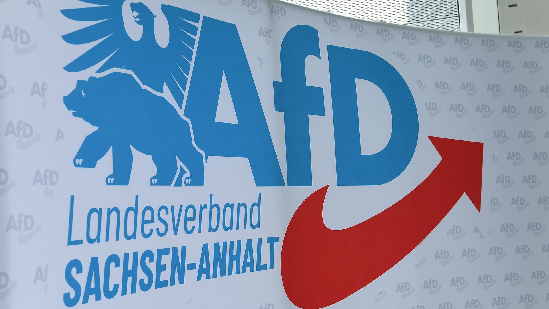Auf einer Stellwand ist das Logo des AfD-Landesverbands Sachsen-Anhalt zu sehen. 