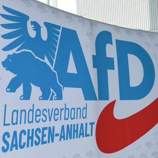 Auf einer Stellwand ist das Logo des AfD-Landesverbands Sachsen-Anhalt zu sehen. 