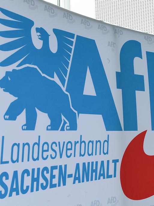 Auf einer Stellwand ist das Logo des AfD-Landesverbands Sachsen-Anhalt zu sehen. Auf einer Stellwand ist das Logo des AfD-Landesverbands Sachsen-Anhalt zu sehen.