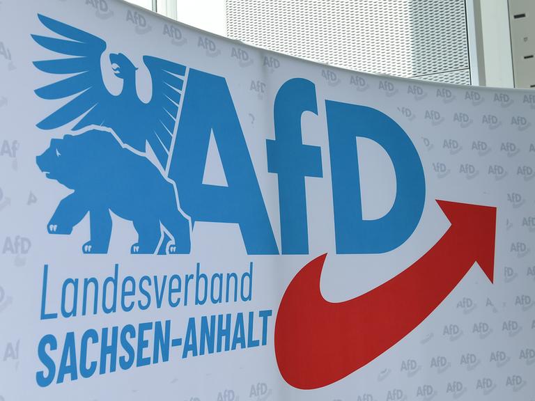 Auf einer Stellwand ist das Logo des AfD-Landesverbands Sachsen-Anhalt zu sehen. Auf einer Stellwand ist das Logo des AfD-Landesverbands Sachsen-Anhalt zu sehen.