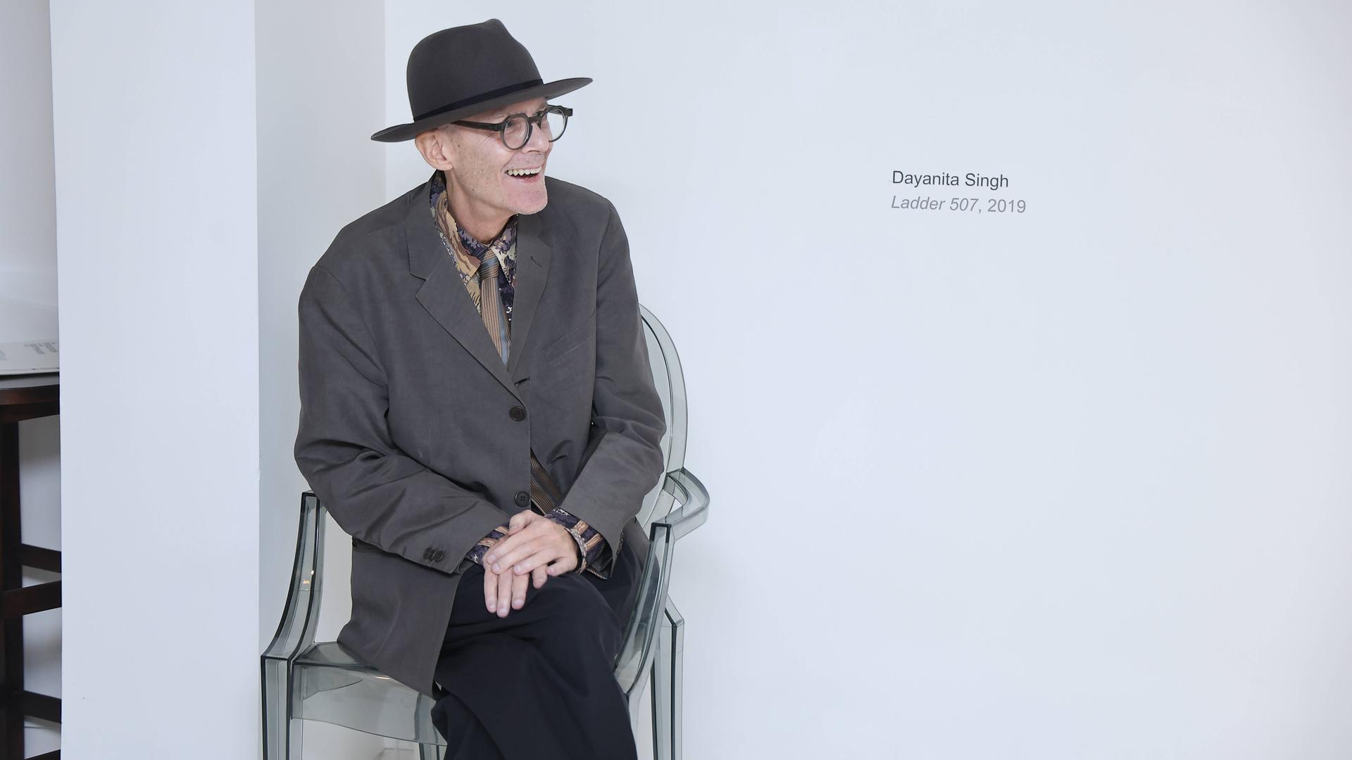Peter Nagy sitzt in seiner Gallerie auf einem Stuhl und lächelt. Peter Nagy sitzt in seiner Gallerie auf einem Stuhl und lächelt.