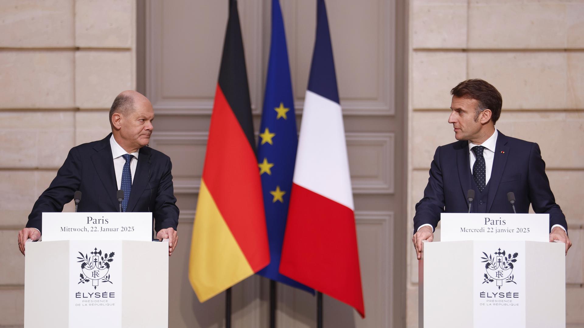 Der französische Präsident Emmanuel Macron (r), und der deutsche Bundeskanzler Olaf Scholz (SPD) geben eine gemeinsame Erklärung im Élysée-Palast in Paris ab. 