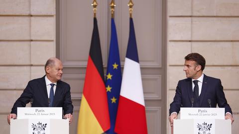 Der französische Präsident Emmanuel Macron (r), und der deutsche Bundeskanzler Olaf Scholz (SPD) geben eine gemeinsame Erklärung im Elysee-Palast in Paris ab. 