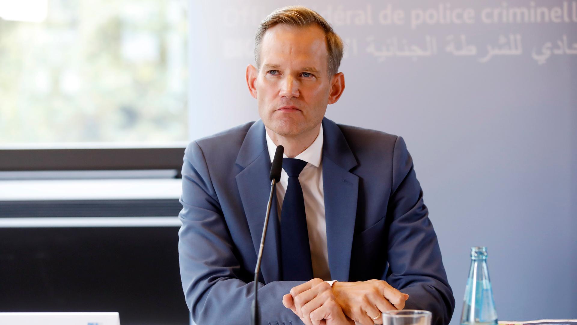 Ein Mann blick bei einer Pressekonferenz in die Kamera. Vor ihm ist ein Mikrofon. Er trägt einen dunklen Anzug, mit weißem Hemd und Kravatte. Es ist Hendrik Streeck, der Drogen- und Suchtbeauftragte der Bundesregierung. Ein Mann blick bei einer Pressekonferenz in die Kamera. Vor ihm ist ein Mikrofon. Er trägt einen dunklen Anzug, mit weißem Hemd und Kravatte. Es ist Hendrik Streeck, der Drogen- und Suchtbeauftragte der Bundesregierung.