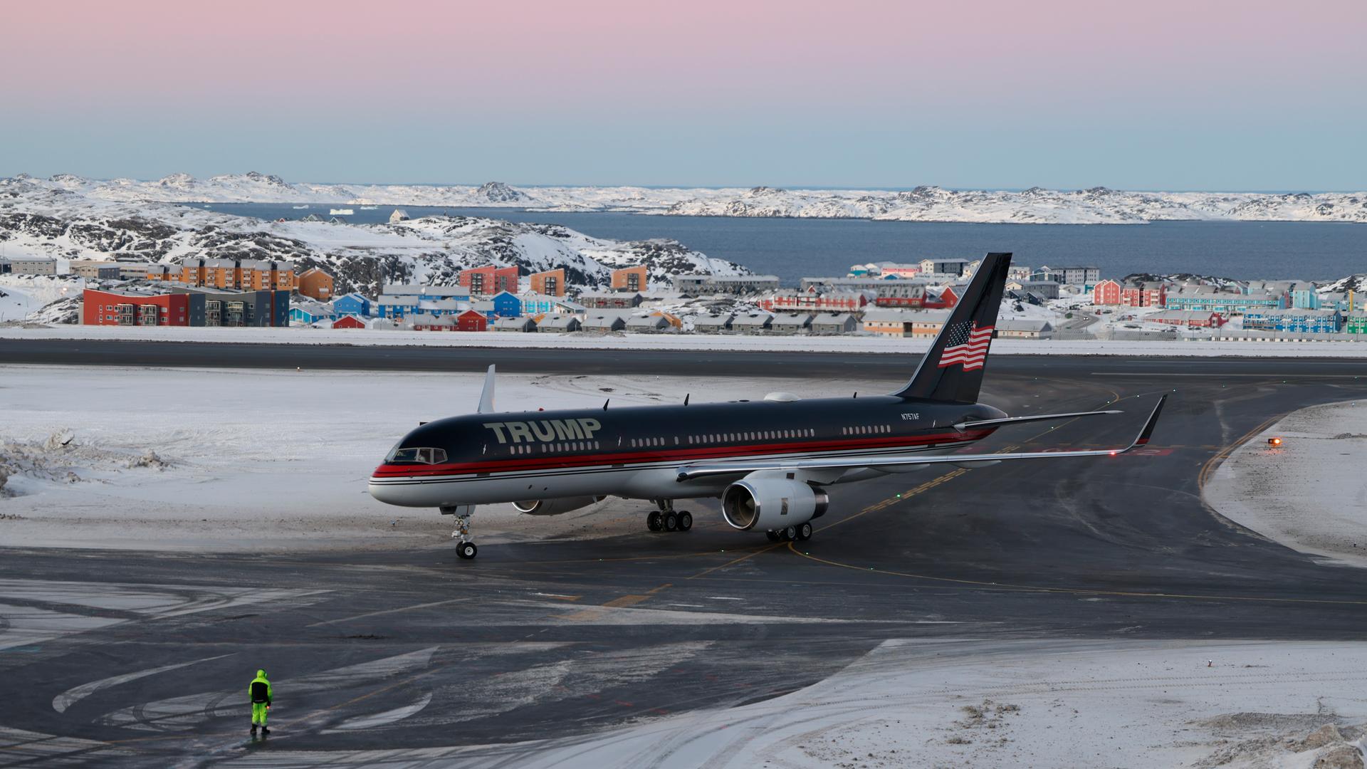 Auf dem Rollfeld der Stadt Nuuk in Grönland steht ein Flugzeug der Trump Airline.