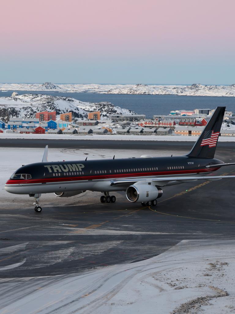 Auf dem Rollfeld der Stadt Nuuk in Grönland steht ein Flugzeug der Trump Airline.