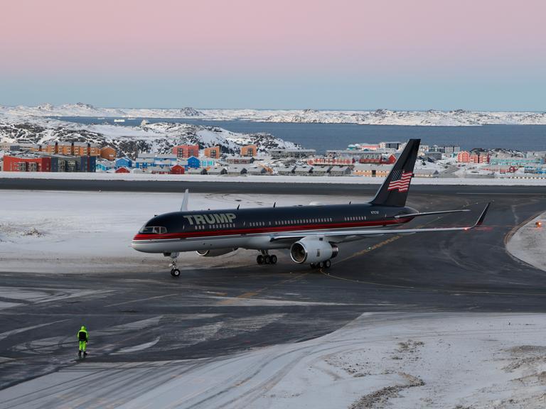 Auf dem Rollfeld der Stadt Nuuk in Grönland steht ein Flugzeug der Trump Airline.