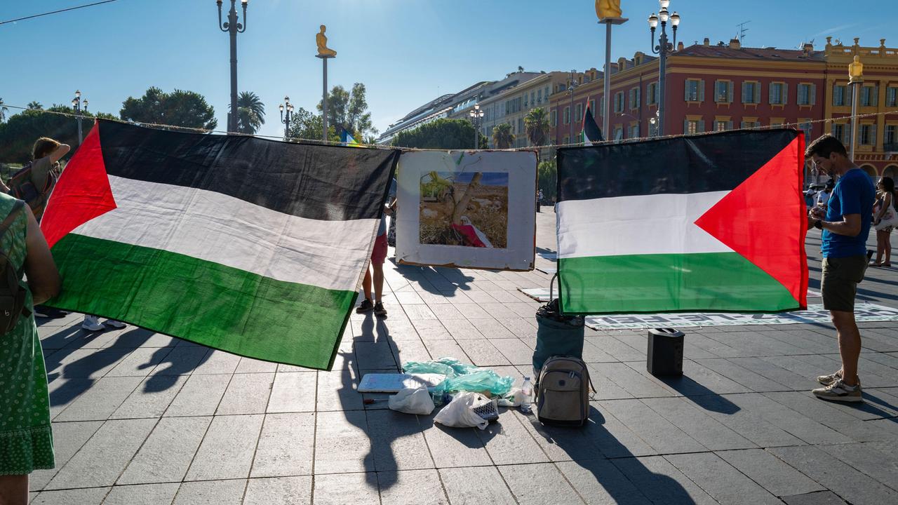 Während einer Demonstration in Nizza werden von zwei Demonstranten zwei Palästina-Flaggen aufgespannt. Während einer Demonstration in Nizza werden von zwei Demonstranten zwei Palästina-Flaggen aufgespannt.
