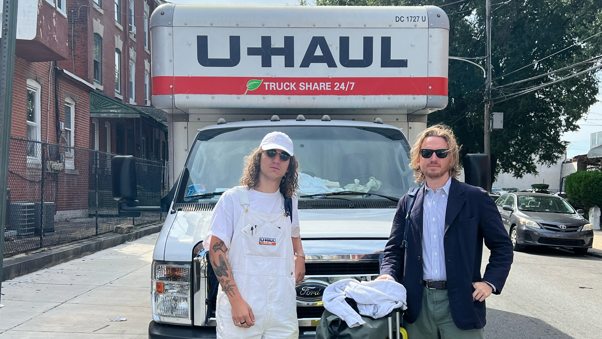 Jack Chase und James Sundquist vor der U-Haul Gallery Jack Chase und James Sundquist vor der U-Haul Gallery