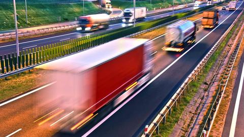 Lkws auf vierspuriger Autobahn