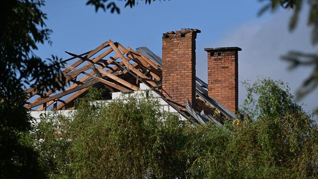Polen, Wyryki: Das von einer Drohne zerstörte Dach eines Wohngebäudes in Wyryki, Ostpolen. In dieser Nacht wurde der polnische Luftraum wiederholt von russischen Drohnen verletzt. 