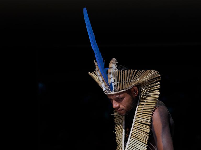 Ein Mann des indigenen Volks der Tupinambá zelebriert einen rituellen Tanz.