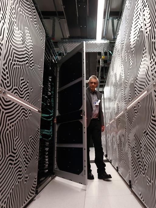 Ein Modul des ersten europäischen Supercomputers der Exascale-Klasse. Ein Mann öffnet eine Tür zu den Modulen, in denen sich die Hochleistungsprozessoren befinden. Ein Modul des ersten europäischen Supercomputers der Exascale-Klasse. Ein Mann öffnet eine Tür zu den Modulen, in denen sich die Hochleistungsprozessoren befinden.
