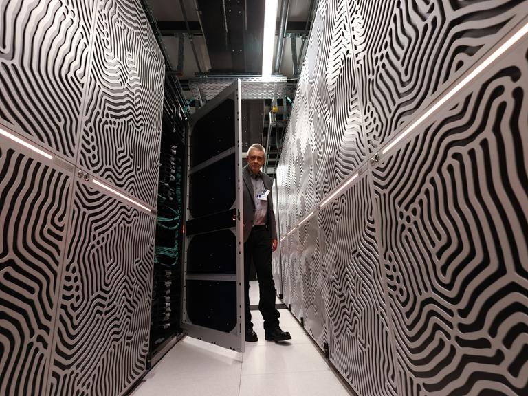 Ein Modul des ersten europäischen Supercomputers der Exascale-Klasse. Ein Mann öffnet eine Tür zu den Modulen, in denen sich die Hochleistungsprozessoren befinden. Ein Modul des ersten europäischen Supercomputers der Exascale-Klasse. Ein Mann öffnet eine Tür zu den Modulen, in denen sich die Hochleistungsprozessoren befinden.