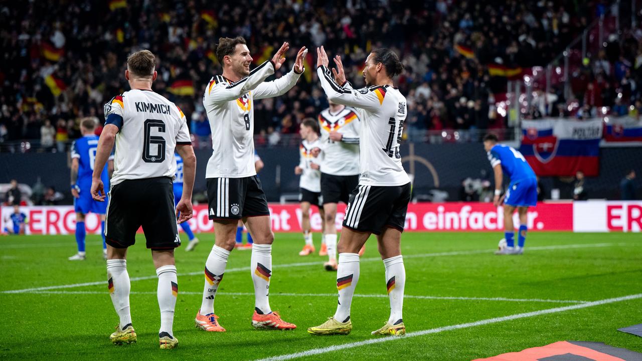 Beide Spieler stehen sich mit erhobenen Armen gegenüber, um sich gegenseitig abzuklatschen.