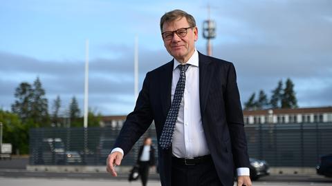 Johann Wadephul (CDU), Bundesaußenminister, steigt auf dem Flughafen Berlin Brandenburg in ein Flugzeug der Flugbereitschaft.