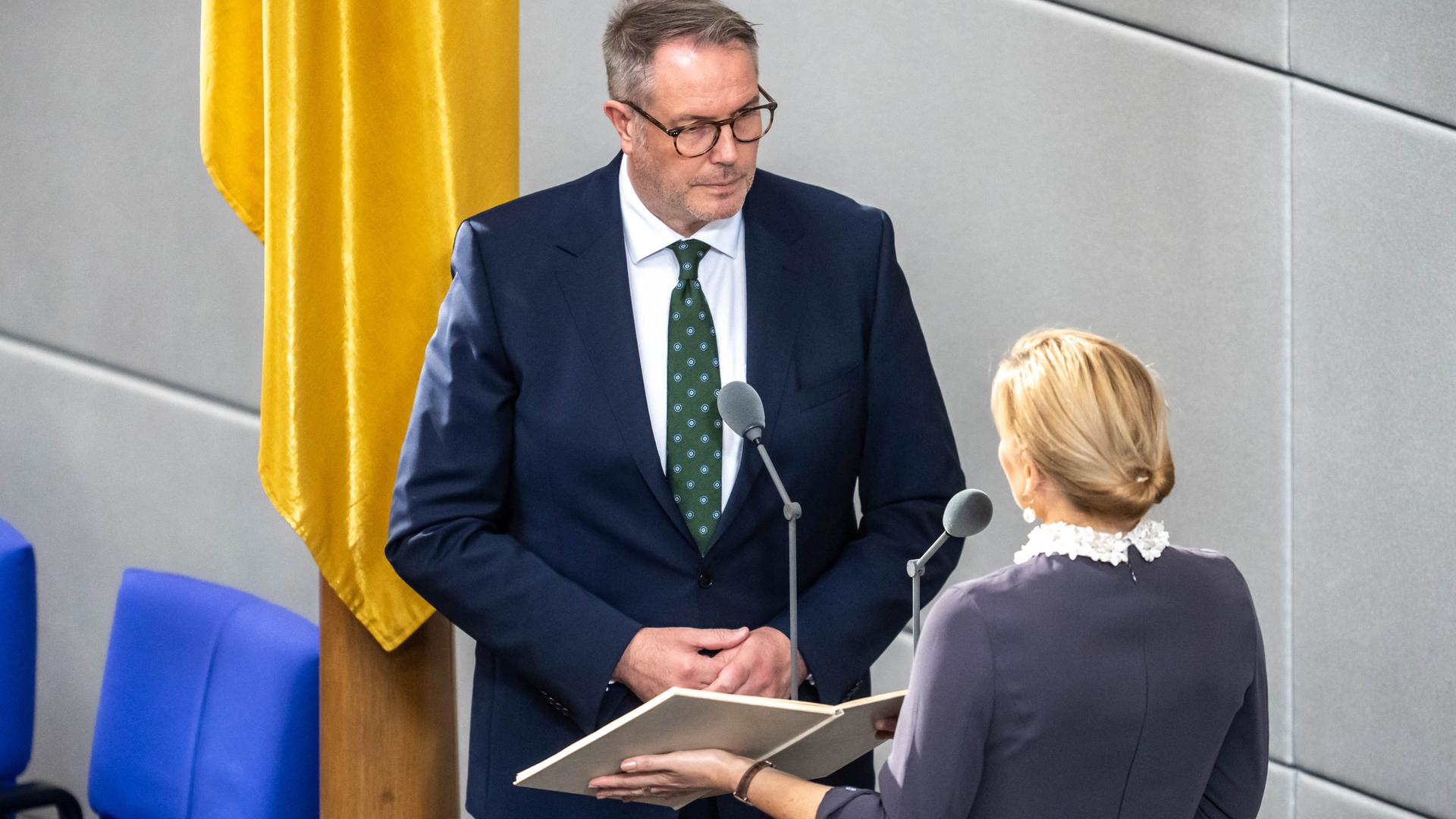 Alexander Schweitzer (SPD), Bundesminister für Arbeit und Soziales, wird von Bundestagspräsidentin Julia Klöckner (CDU) im Bundestag vereidigt. Alexander Schweitzer (SPD), Bundesminister für Arbeit und Soziales, wird von Bundestagspräsidentin Julia Klöckner (CDU) im Bundestag vereidigt.