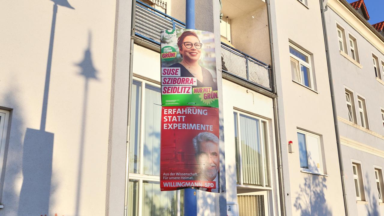 Wahlplakate für die Landtagswahl 2026 mit Susan Sziborra-Seidlitz (Grüne) und Armin Willingmann (SPD) in Bitterfeld-Wolfen in Sachsen-Anhalt Wahlplakate für die Landtagswahl 2026 mit Susan Sziborra-Seidlitz (Grüne) und Armin Willingmann (SPD) in Bitterfeld-Wolfen in Sachsen-Anhalt