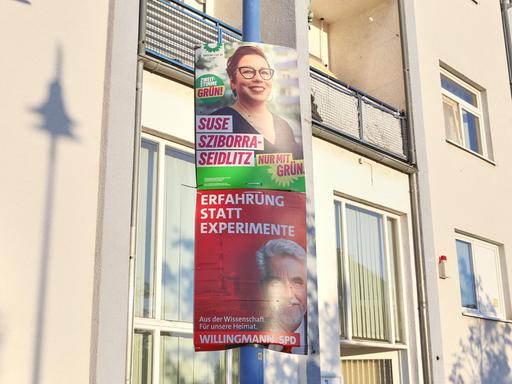 Wahlplakate für die Landtagswahl 2026 mit Susan Sziborra-Seidlitz (Grüne) und Armin Willingmann (SPD) in Bitterfeld-Wolfen in Sachsen-Anhalt