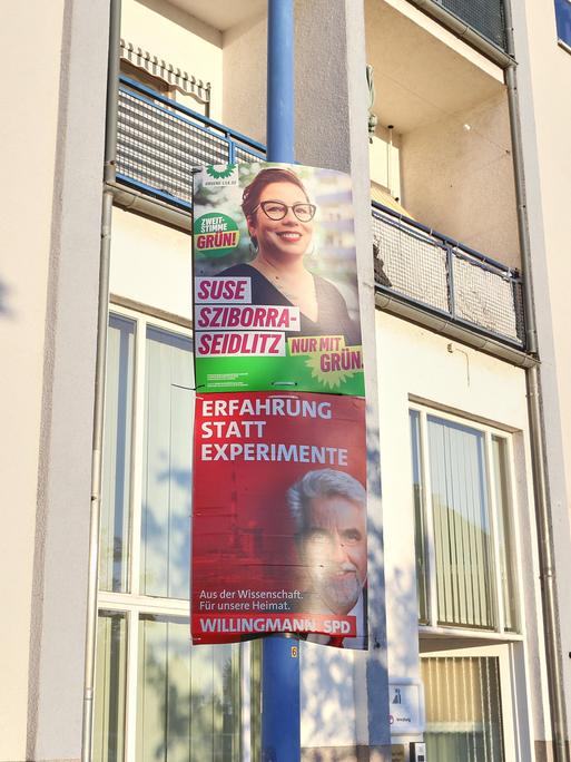 Wahlplakate für die Landtagswahl 2026 mit Susan Sziborra-Seidlitz (Grüne) und Armin Willingmann (SPD) in Bitterfeld-Wolfen in Sachsen-Anhalt