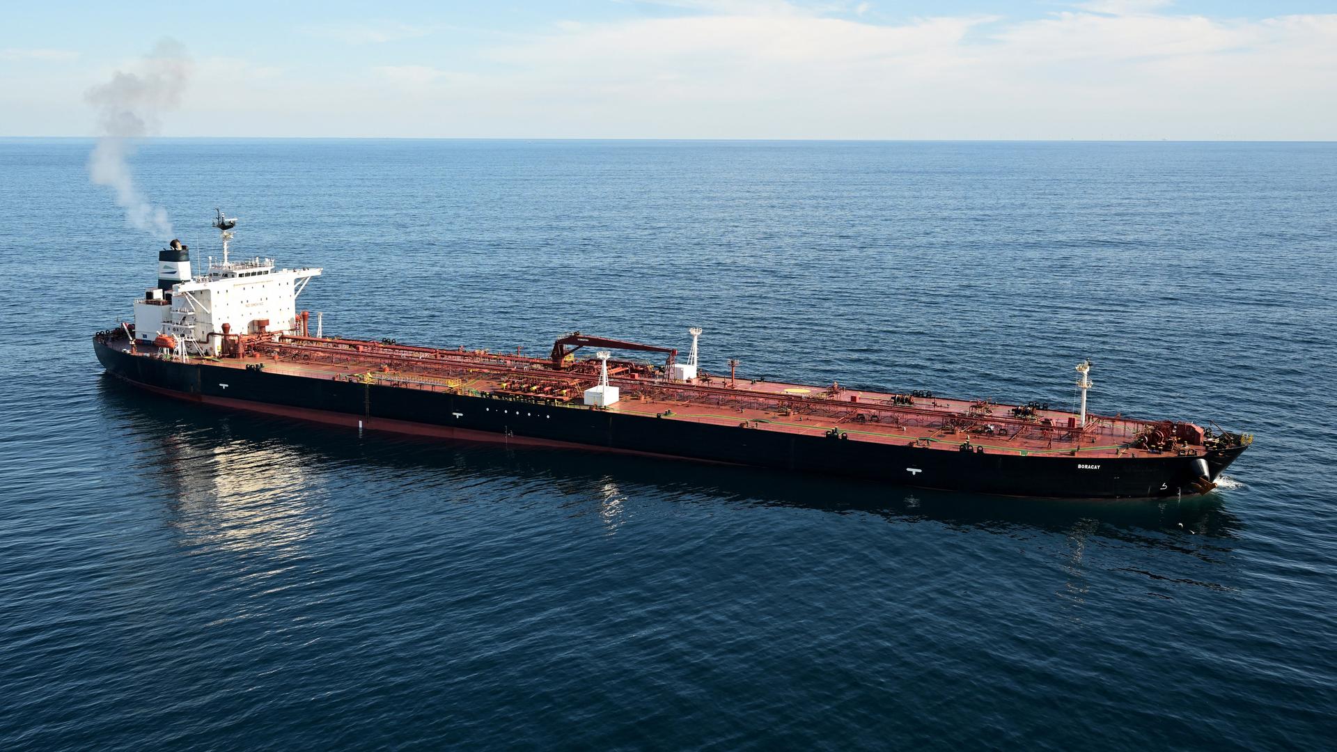 Eine Luftaufnahme eines Tankers vor der Küste des westfranzösischen Hafens Saint-Nazaire.