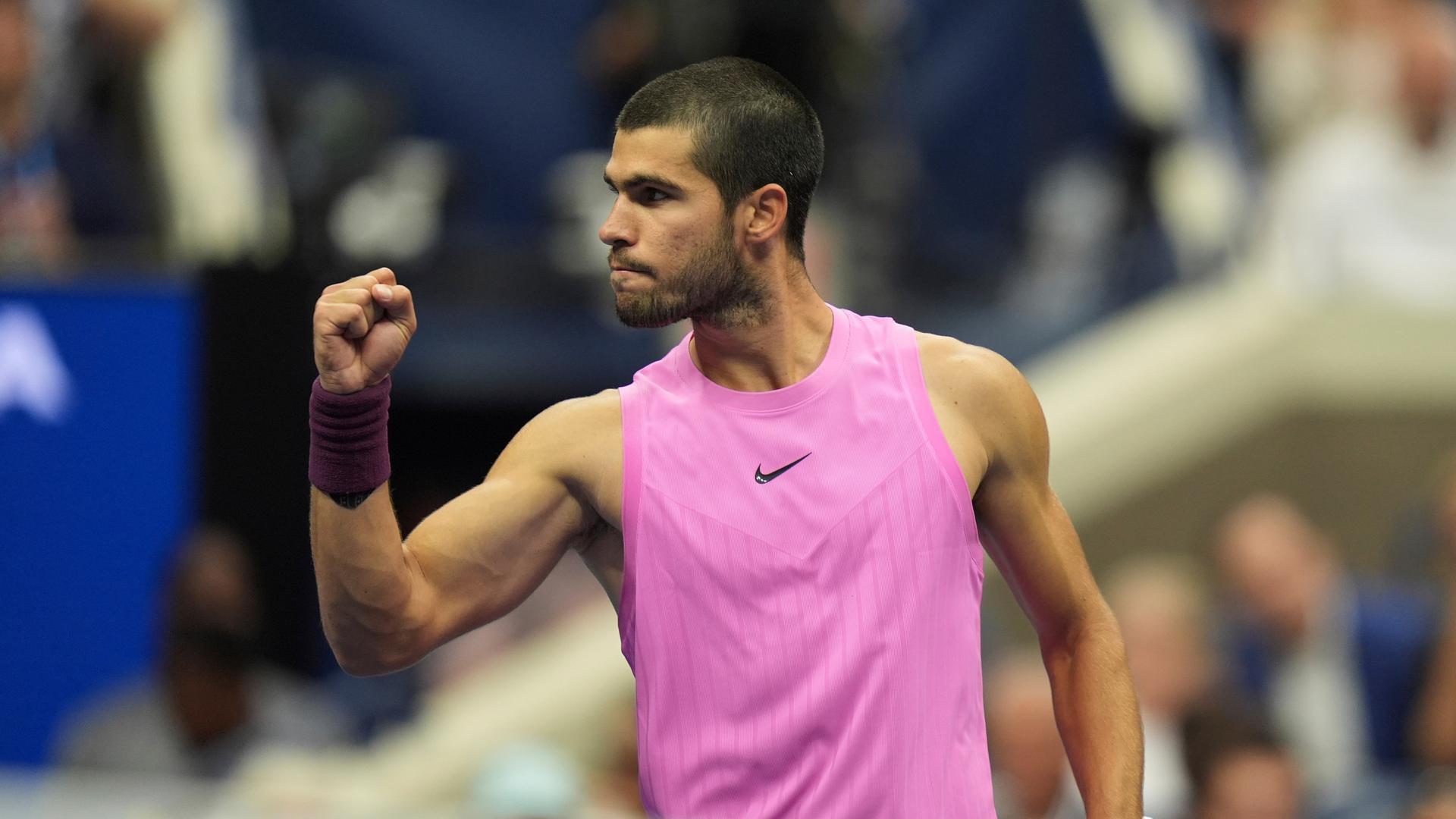 Der spanische Tennisspieler Carlos Alcaraz ballt die rechte Faust.