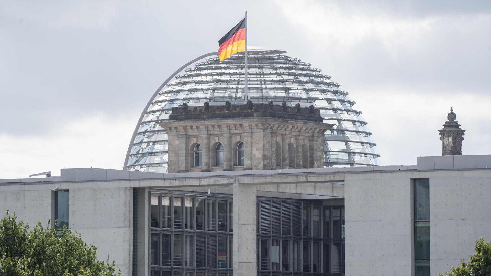 Die gläserne Reichstagskuppel ist aus der Entfernung zu sehen.