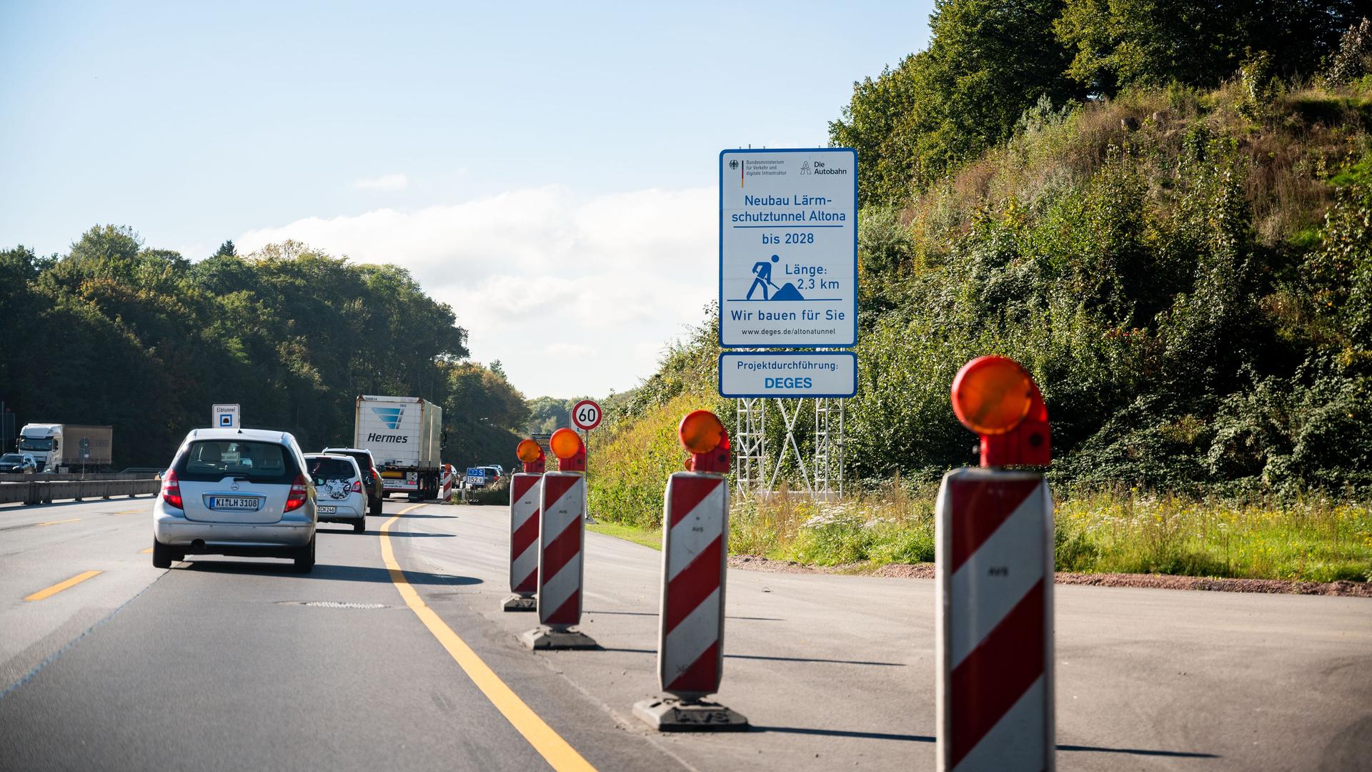 Hamburg: Autos und Lastwagen fahren auf der Autobahn 7 südlich des Elbtunnels in Richtung Norden. Hamburg: Autos und Lastwagen fahren auf der Autobahn 7 südlich des Elbtunnels in Richtung Norden.