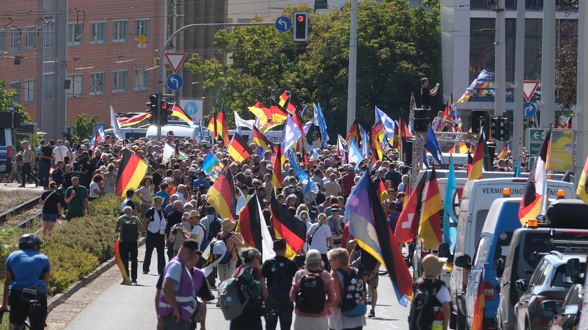 Teilnehmer einer Demonstration versammeln sich. Viele tragen Deutschlandfahnen Teilnehmer einer Demonstration versammeln sich. Viele tragen Deutschlandfahnen