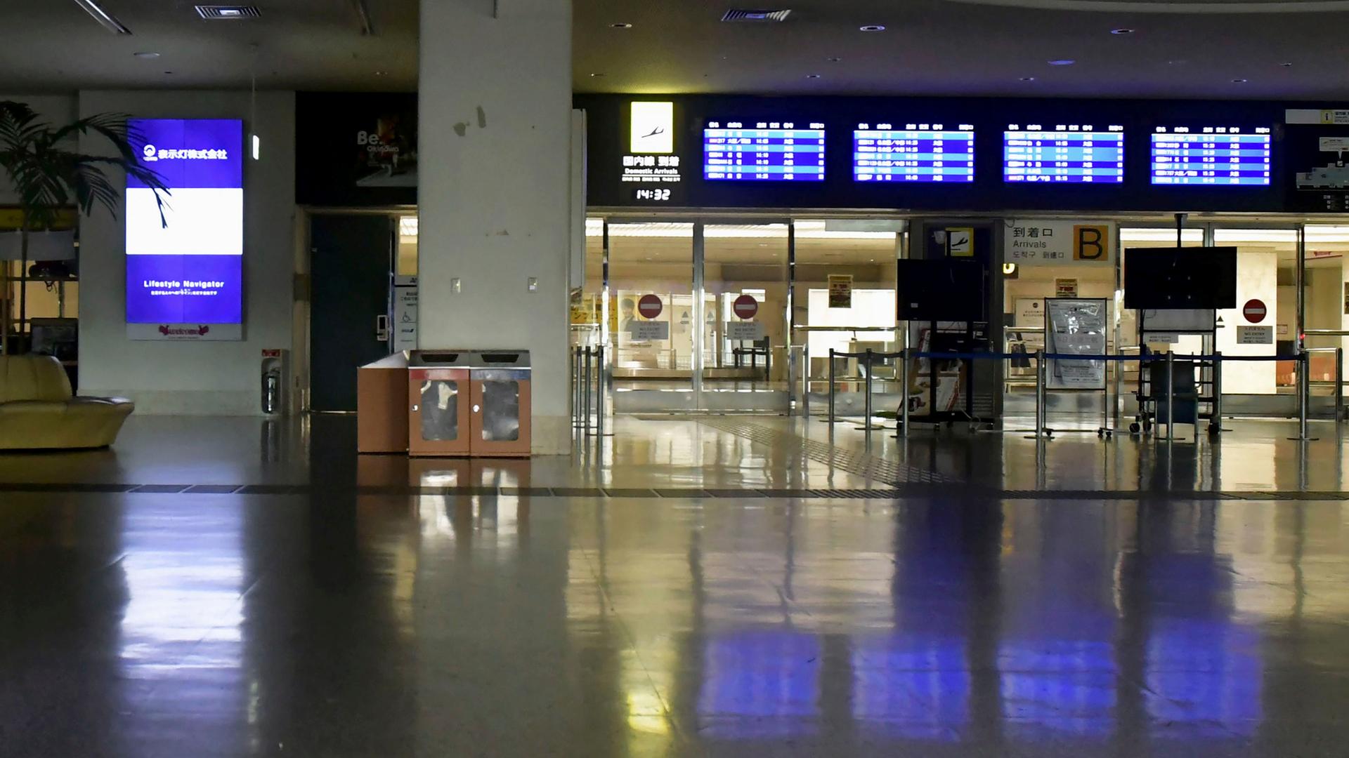 Das Terminal des geschlossenen Flughafens Naha bei Nacht.