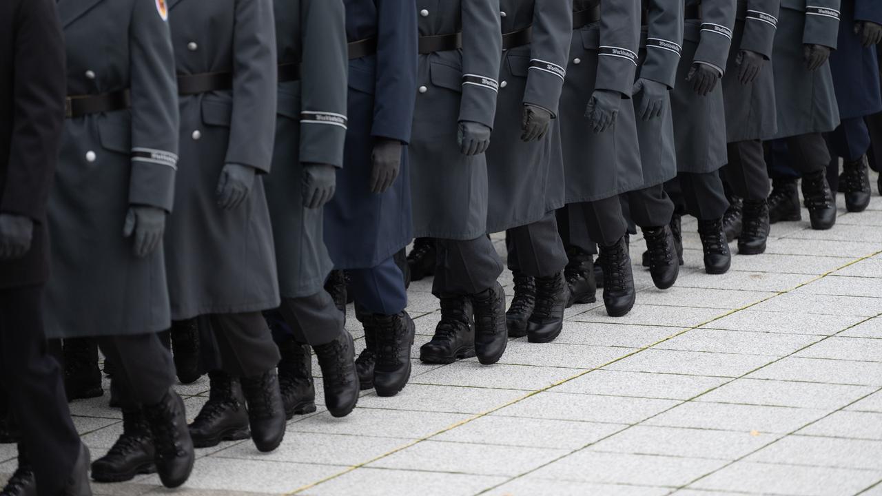 Beine von Rekruten in Uniform.