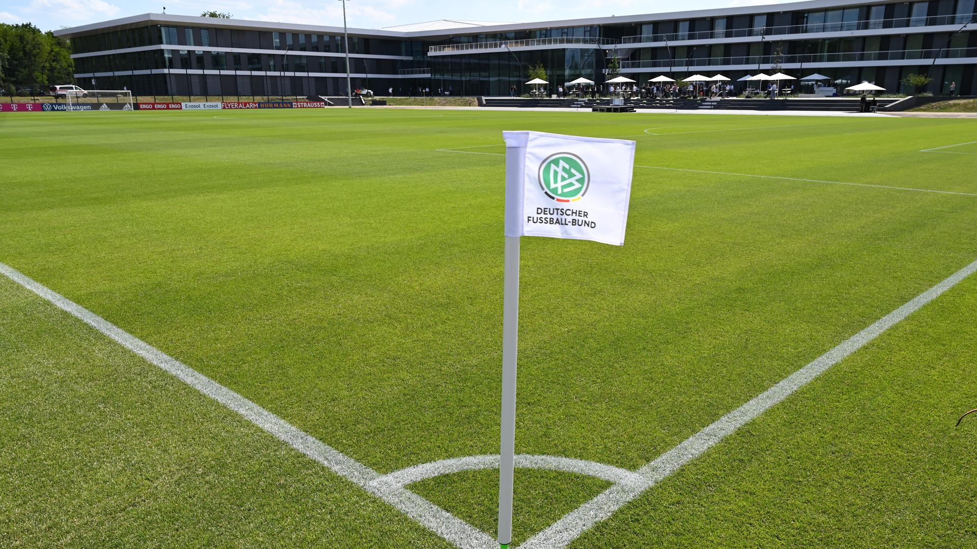 Eine Eckfahne mit dem DFB-Logo steht auf einem Fußballfeld auf dem Gelände des DFB-Campus mit Akademie und Geschäftsstelle.