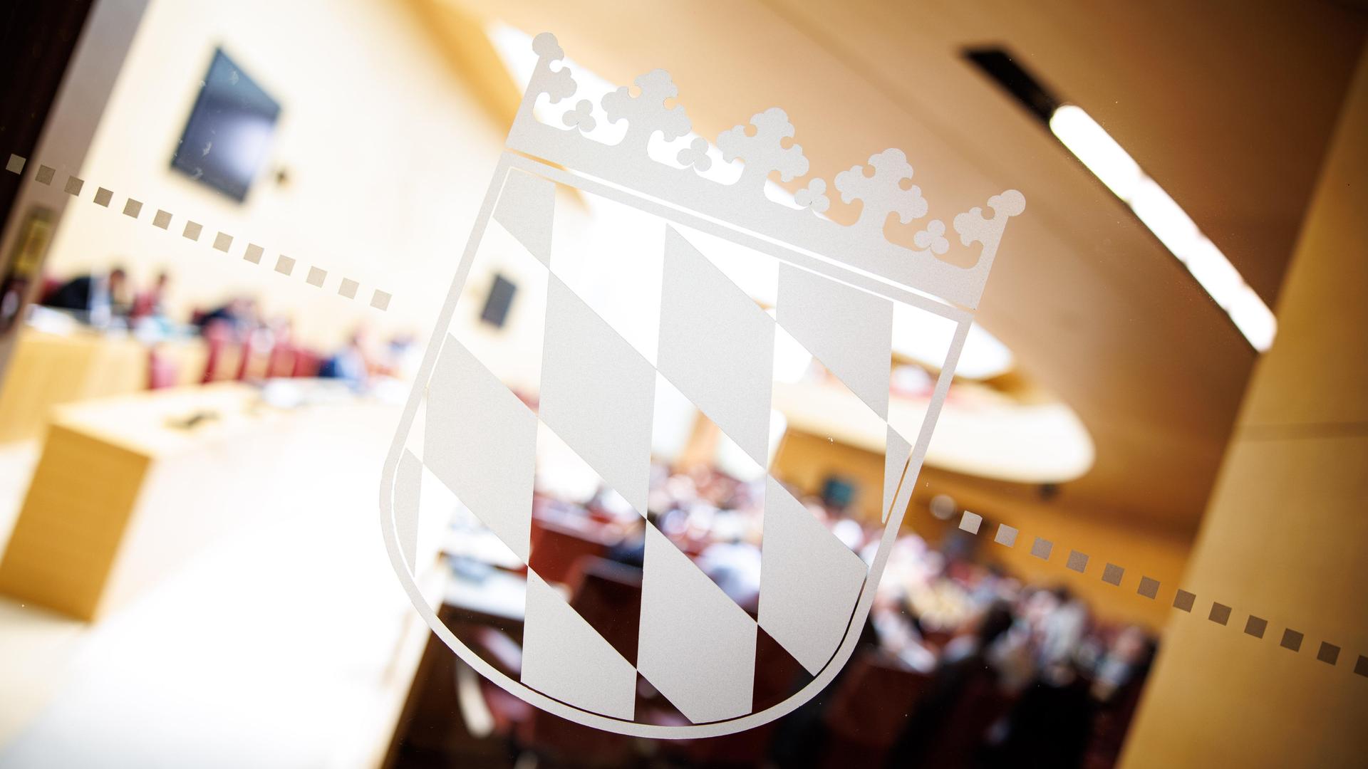 Die Bayernraute auf einer Glasscheibe zum Plenarsaal während einer Plenarsitzung im Bayerischen Landtag in München. Die Bayernraute auf einer Glasscheibe zum Plenarsaal während einer Plenarsitzung im Bayerischen Landtag in München.