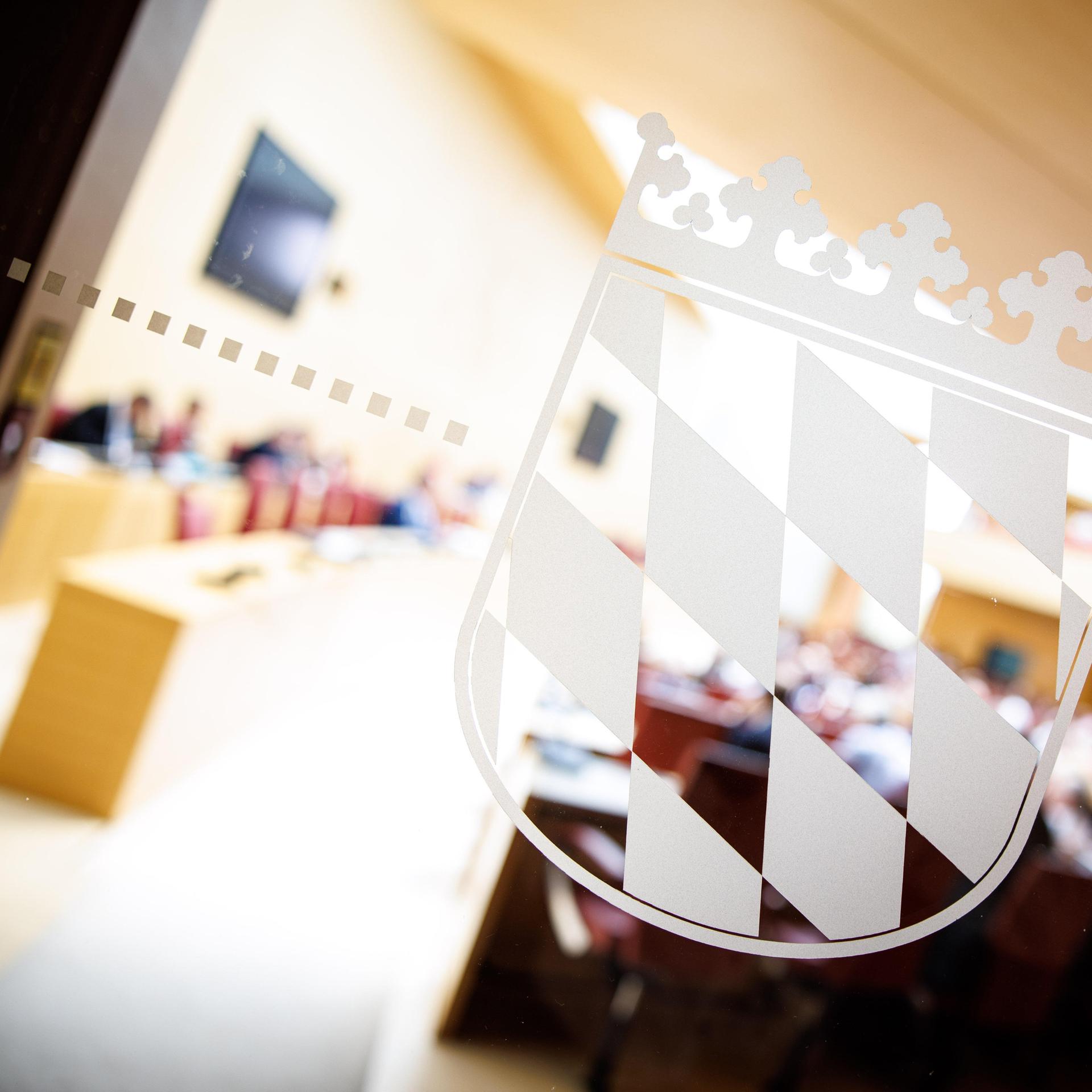 Die Bayernraute auf einer Glasscheibe zum Plenarsaal während einer Plenarsitzung im Bayerischen Landtag in München.