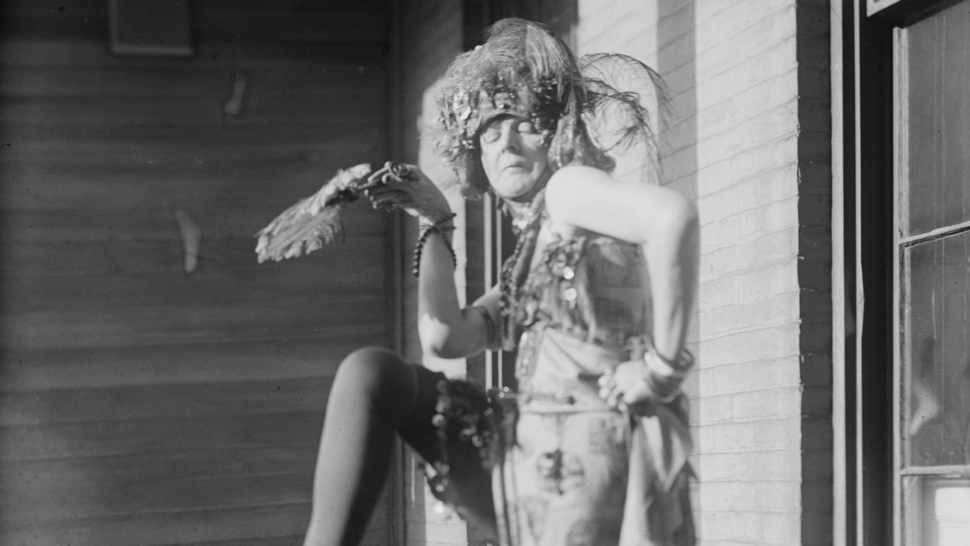 Schwarz-Weiß-Fotografie der Dada-Künstlerin Baroness Elsa Freytag-Loringhoven, bei einer Performance mit Kopfschmuck, ca. 1922.