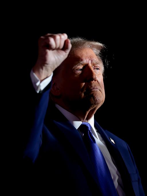 Der US-Präsident Donald Trump mit gereckter Faust und Siegerpose nach einer Rede bei einer Wahlkampfveranstaltung im Jahr 2024 in Latrobe, Pennsylvania Der US-Präsident Donald Trump mit gereckter Faust und Siegerpose nach einer Rede bei einer Wahlkampfveranstaltung im Jahr 2024 in Latrobe, Pennsylvania