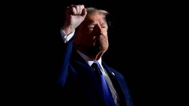 Der US-Präsident Donald Trump mit gereckter Faust und Siegerpose nach einer Rede bei einer Wahlkampfveranstaltung im Jahr 2024 in Latrobe, Pennsylvania