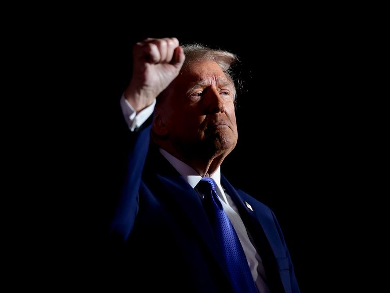 Der US-Präsident Donald Trump mit gereckter Faust und Siegerpose nach einer Rede bei einer Wahlkampfveranstaltung im Jahr 2024 in Latrobe, Pennsylvania Der US-Präsident Donald Trump mit gereckter Faust und Siegerpose nach einer Rede bei einer Wahlkampfveranstaltung im Jahr 2024 in Latrobe, Pennsylvania