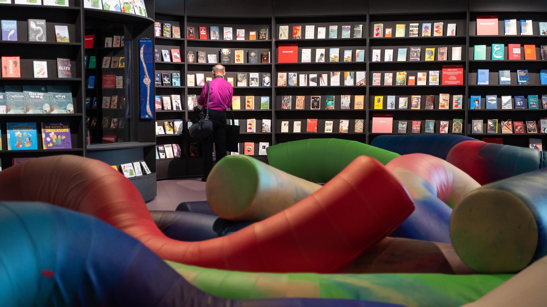 Ein Besucher steht im Pavillon des Ehrengastes Spanien der Frankfurter Buchmesse vor einer Bücherwand. Die Buchmesse wird am 18. Oktober eröffnet und findet dann vom 19. bis zum 23. Oktober statt. Ehrengast 2022 ist Spanien.