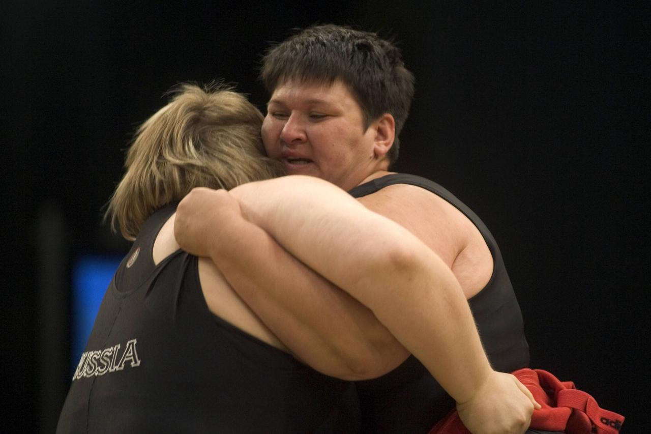 Die deutsche Sumo-Ringerin Sandra Köppen (rechts) kämpft gegen Ekaterina Keyb (Russland) bei den World Games 2005.